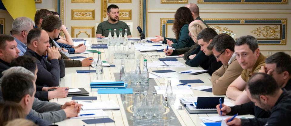 Le président Volodymyr Zelensky lors d'une réunion avec des membres du gouvernement ukrainien à Kiev, le 27 mai 2022. 
