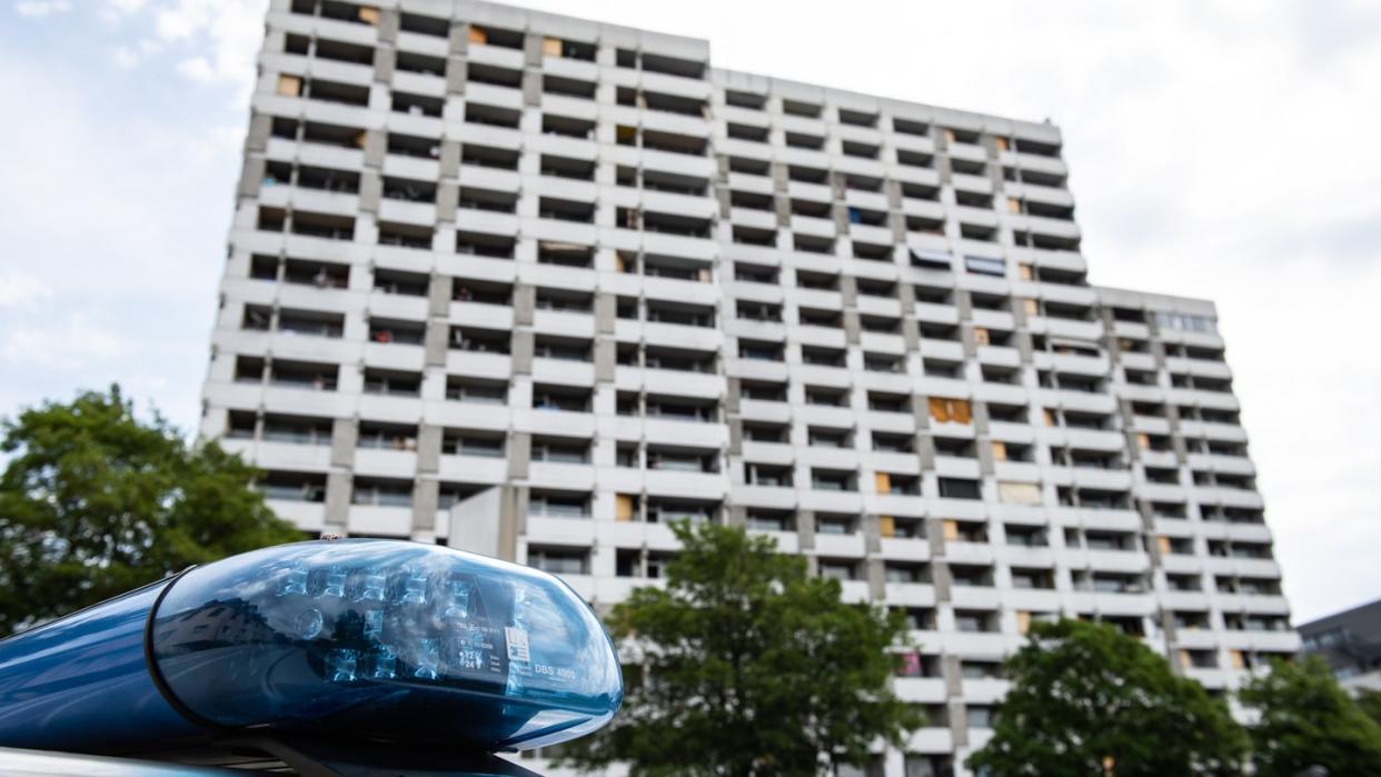 Ein Einsatzfahrzeug der Polizei steht vor dem Iduna-Zentrum in Göttingen, wo viele der Betroffenen leben.