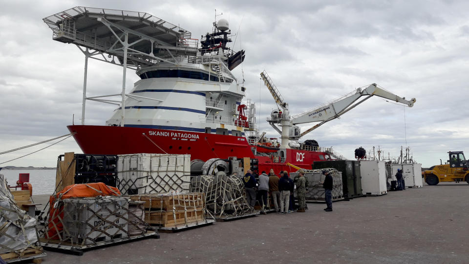 <p>Personal de la Marina de Estados Unidos carga equipos, incluida una Cámara de Rescate Submarino, en el barco Skandi Patagonia en Comodoro Rivadavia, Argentina, el lunes 20 de noviembre de 2017. El barco con el equipo se dirigirá al Atlántico Sur para la búsqueda y operación de rescate del submarino argentino ARA San Juan, perdido en el mar desde el pasado miércoles con una tripulación de 44 personas. (AP Foto / Saul Gherscovici) </p>