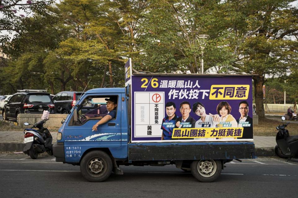 2021年2月2日高雄，一架貨車掛上宣傳橫額呼籲市民投不同意罷免票。