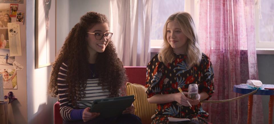 THE BABY-SITTERS CLUB (L to R) MALIA BAKER as MARY ANNE SPIER and SHAY RUDOLPH as STACEY MCGILL in episode 204 of THE BABY-SITTERS CLUB Cr. COURTESY OF NETFLIX © 2021
