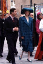 <p>Diesen selbstbewussten Auftritt mit Riesenhut, Perlenkette und Oversize-Karomantel vom britischen Designer David Emanuel legte Lady Di im Jahr 1985 bei einem offiziellen Italien-Besuch in Venedig hin. </p>