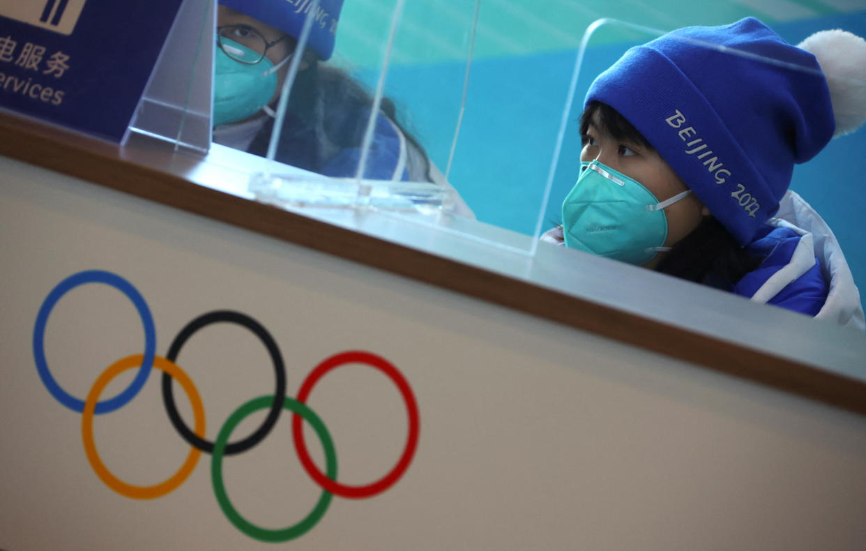 Dos voluntarias en el centro de prensa de los Juegos Olímpicos de Pekín 2022. (Foto: Reuters)