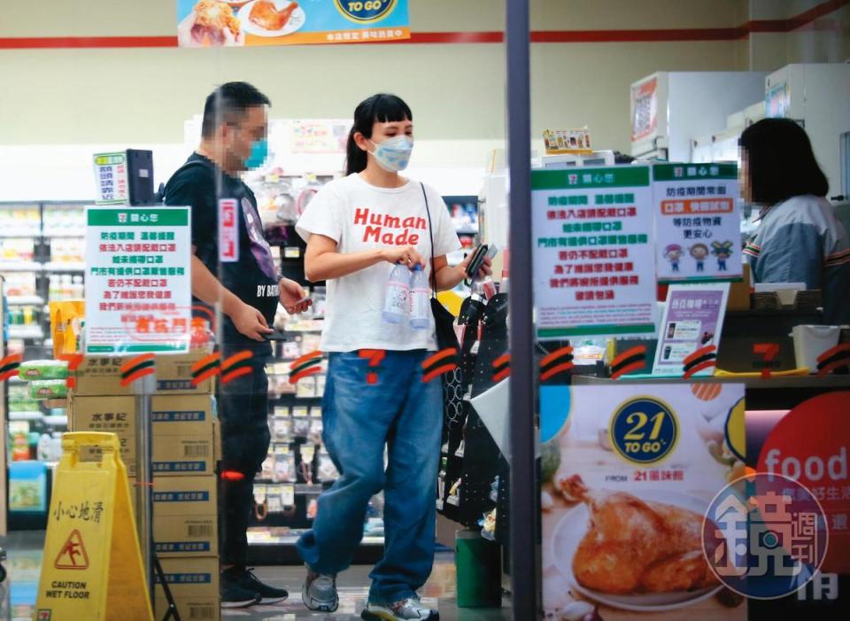 9月26日19:38，魏如萱（右）離家去電台上班，中途繞去便利商店買個水，過著事業與家庭兼顧的生活。