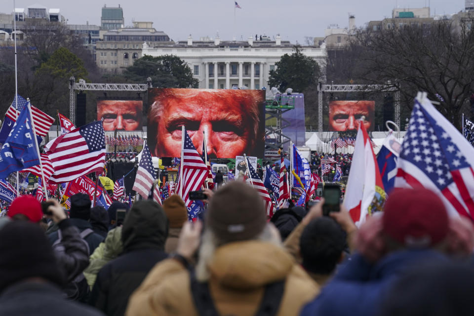 El presidente Donald Trump habla antes sus seguidores en la Marcha para Salvar a EEUU que culminó en el asalto de una turba al Capitolio el miércoles 6 de enero de 2021 en Washington, DC. (AP Photo/John Minchillo)