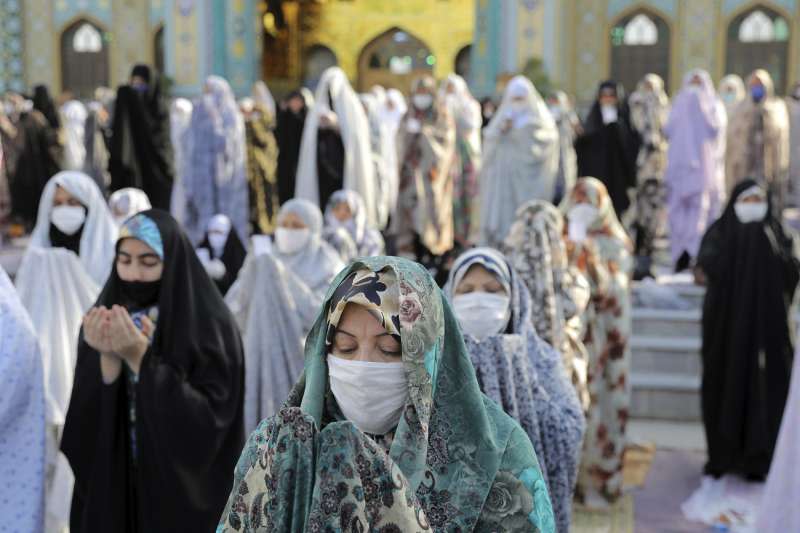 新冠肺炎：5月24日伊斯蘭教開齋節，伊朗信徒戴著口罩聚集在清真寺外祈禱。