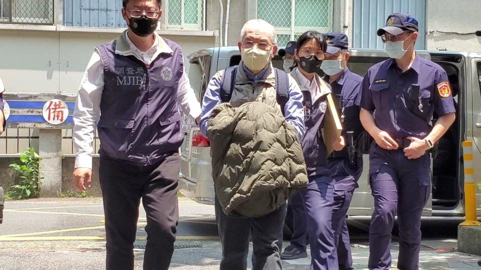 黃立雄移送台北地檢署複訊時，記者問他是不是有被黑道追債，他不發一語。呂志明攝