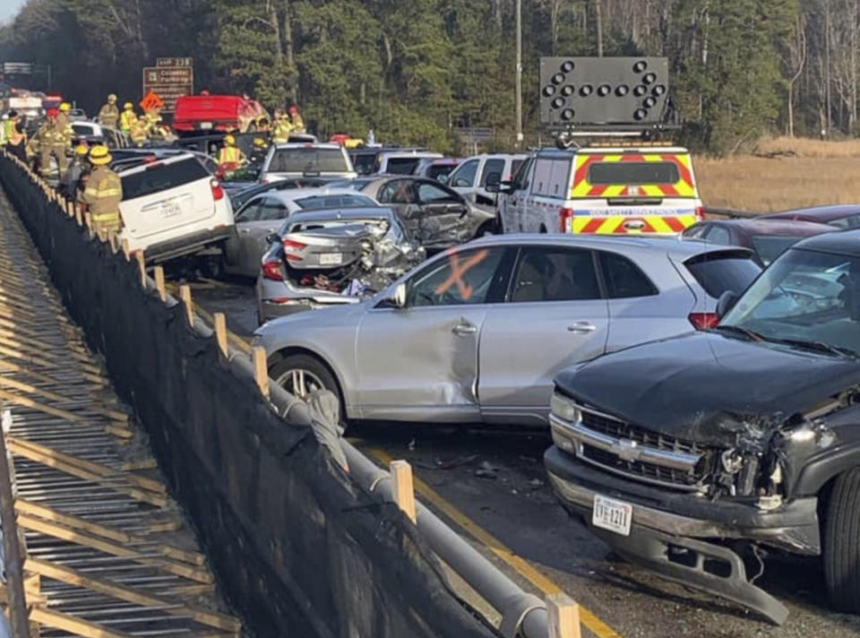 En esta imagen difundida por la Policía Estatal de Virginia se ve a personal de emergencias en el sitio de un choque múltiple sobre la carretera Interestatal 64 en el condado York, el domingo 22 de diciembre de 2019. (Policía Estatal de Virginia vía AP)