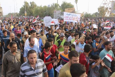 Iraqis shout slogans during a demonstration against power cuts amid an intense heatwave and protesting against what they call corruption and poor services, in Amara, southeast of Baghdad, August 4, 2015. REUTERS/Essam Al-Sudani