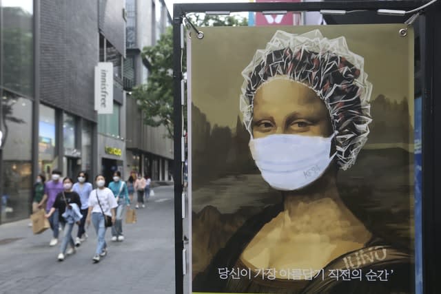 Residents wearing face masks in Seoul