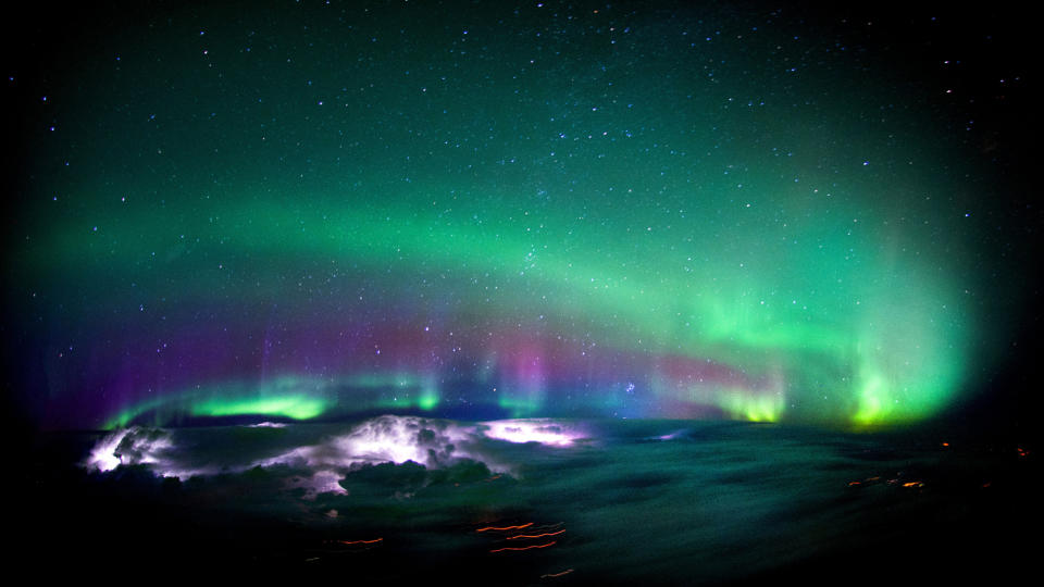 Diese Szenen sind einfach mehr als atemberaubend: Die Nordlichter während eines Gewitters.