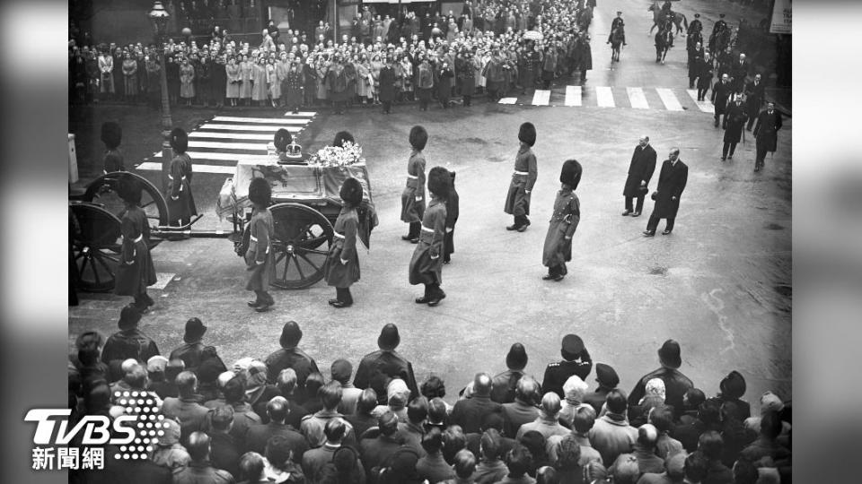 英王喬治六世1952年逝世，其靈柩吸引超過30萬英國民眾致敬瞻仰。（圖/達志影像美聯社）