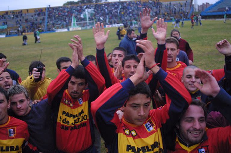 Con la camiseta de Deportivo Español, adelante, levantando los brazos. Fue campeón de la B Metro.