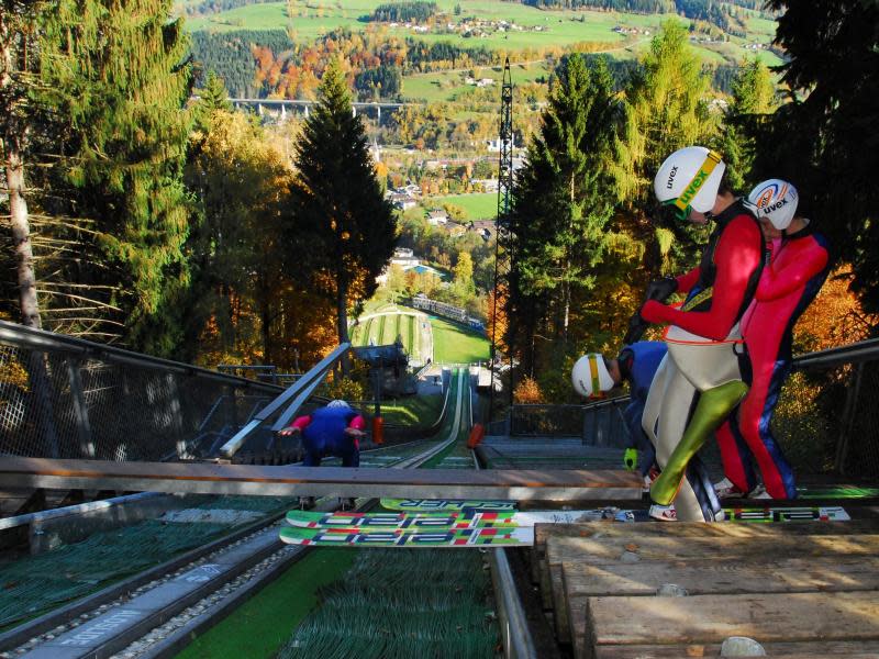 Auf der Skisprungschanze in Bischofshofen trainieren die Sportler auch ohne Schnee. Foto: Daniel Patrick Görisch