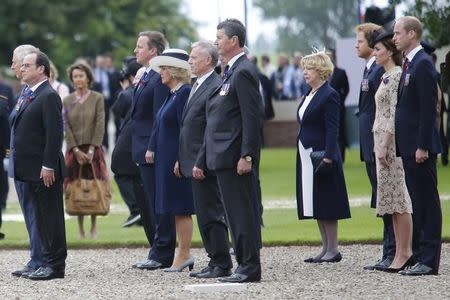 (L-R) Britain's Prince Charles, French President Francois Hollande, Britain's Prime Minister David Cameron, Britain's Camilla, Duchess of Cornwall, Britain's Prince William and his wife Catherine, the Duchess of Cambridge, Prince Harry attend a ceremony at the Franco-British National Memorial in Thiepval near Albert, during the commemorations to mark the 100th anniversary of the start of the Battle of the Somme, northern France, July 1, 2016. REUTERS /Thibault Vandermersch/Pool