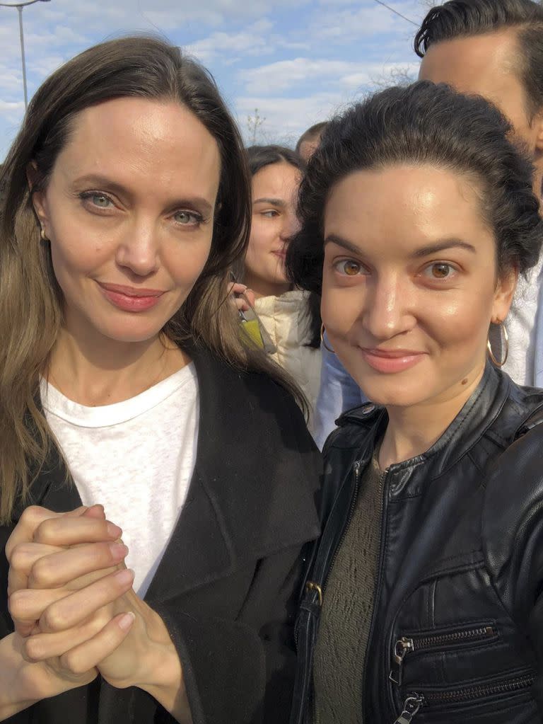 Angelina Jolie, estrella de cine de Hollywood y embajadora de buena voluntad de Acnur, posa para una foto con sus fans en Lviv, Ucrania