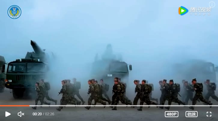 針對美國眾議院議長裴洛西訪台，解放軍東部戰區發布嚴陣以待，聽令而戰影片。圖為解放軍飛彈發射車與部隊。   圖 : 翻攝自騰訊視頻（資料照）