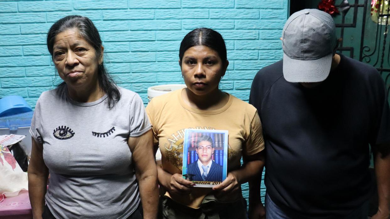 Fredy Orlando Guzmán (en la foto al centro) fue detenido sin causa alguna, según sus familiares. (BBC)