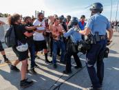 El conductor fue trasladado con heridas leves a un hospital, aunque posteriormente se le dio y fue puesto bajo custodia policial. (Foto: Eric Miller / Reuters).