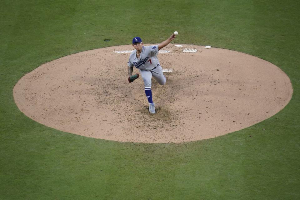 El lanzador abridor de los Dodgers, Julio Urías, lanza contra los Padres en el cuarto inning del sábado.