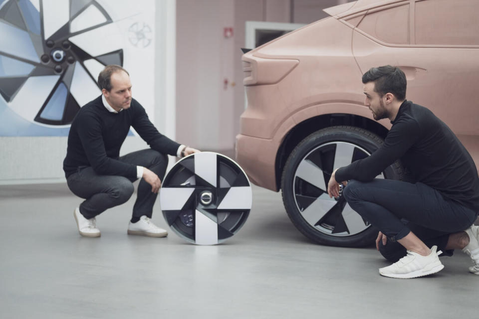 282484_Maxime_C_l_rier_left_compares_the_wheel_from_the_Volvo_360c_concept_car_to.jpg