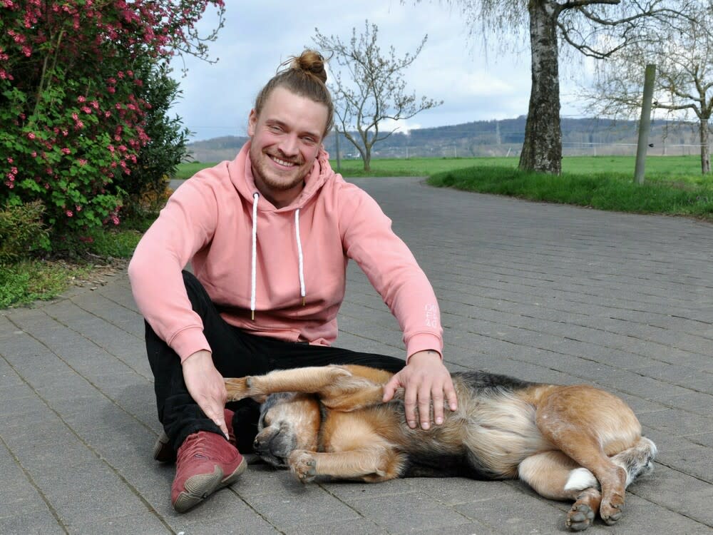 Bauer Björn wohnt im Westerwald auf dem Pferdehof seiner Familie. (Bild: TVNOW)