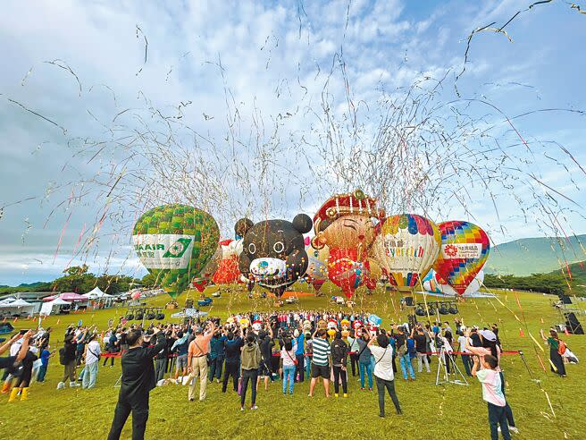 台灣國際熱氣球嘉年華昨天清晨在台東鹿野高台熱鬧開幕，26顆熱氣球在天空齊飛，2萬多人前往朝聖。（蔡旻妤攝）