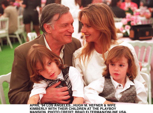 Hugh tuvo una familia, que parece haber cambiado por el glamour de la mansión Playboy.