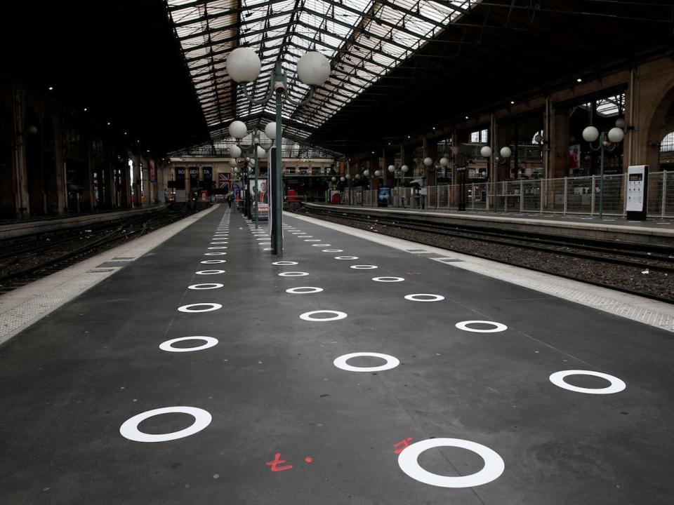 social distancing train station paris