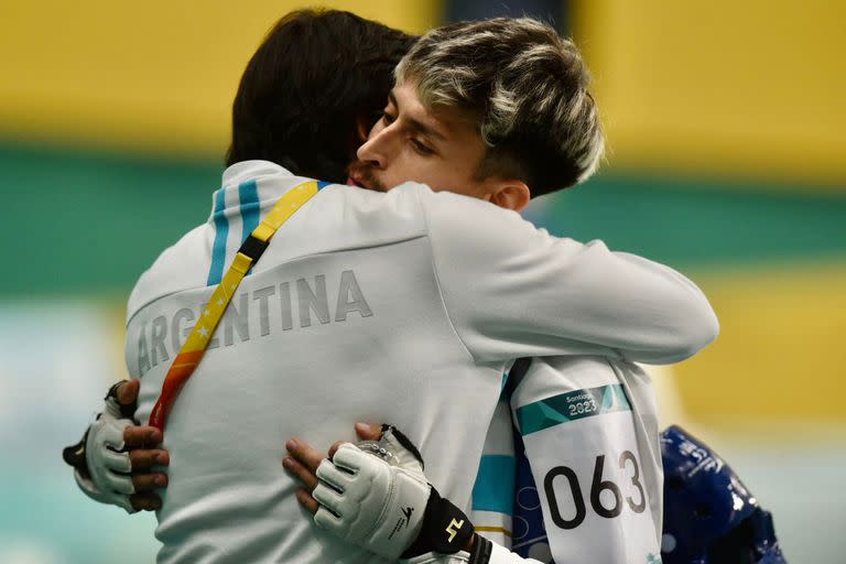 El abrazo de Guzmán con uno de sus entrenadores