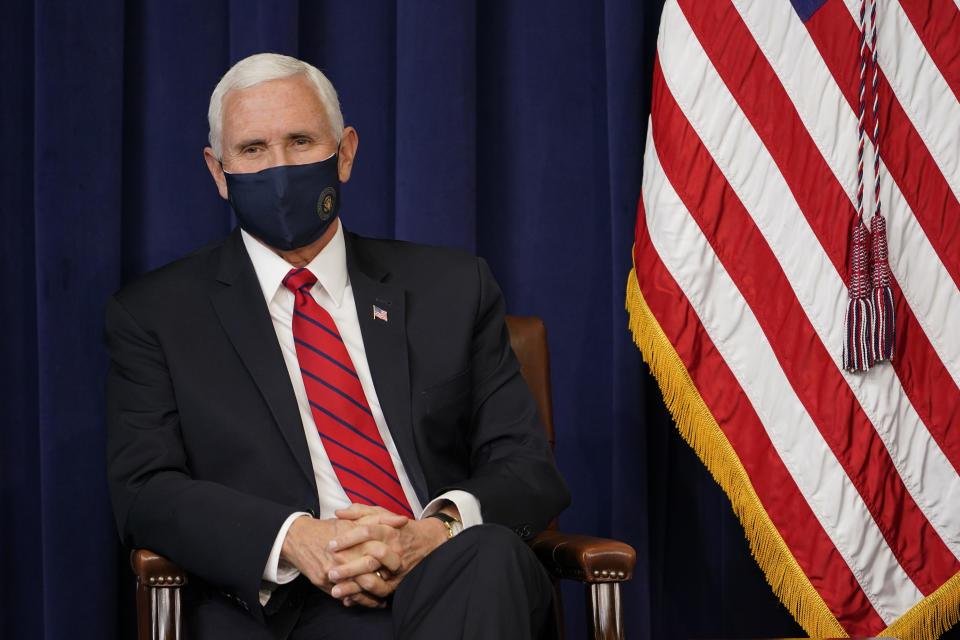 El vicepresidente Mike Pence participa en un evento contra el aborto el miércoles 16 de diciembre de 2020, en un auditorio del complejo de la Casa Blanca, en Washington. (AP Foto/Susan Walsh)