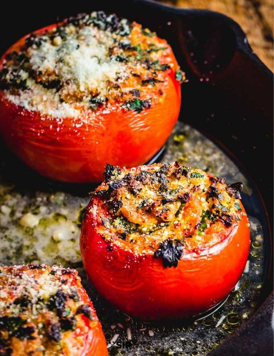 <p>On relève le tout à l’aide de piment rouge. </p><p>Découvrir la recette <a href="https://www.sipandfeast.com/easy-stuffed-tomatoes-ricotta-salata-parsley/" rel="nofollow noopener" target="_blank" data-ylk="slk:ici;elm:context_link;itc:0;sec:content-canvas" class="link ">ici</a></p><br>