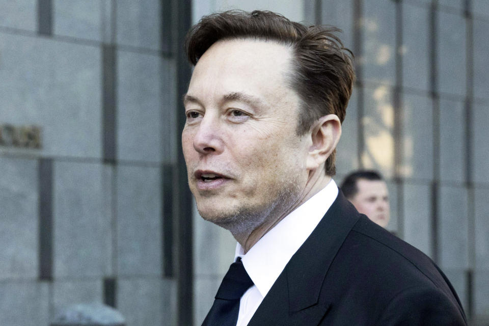 DOSYA - Elon Musk, 24 Ocak 2023'te San Francisco'daki Phillip Burton Federal Binası ve Amerika Birleşik Devletleri Adliyesinden ayrıldı. Bir Tesla hissedarının avukatları, 21 Şubat 2023 Salı günü bir Delaware yargıcından, verilen 2018 tazminat paketini geçersiz kılmaya çağırdı. şirketin yönetim kurulu tarafından potansiyel olarak 55 milyar dolardan fazla değere sahip Musk'a. (AP Fotoğrafı/Benjamin Fanjoy, Dosya)