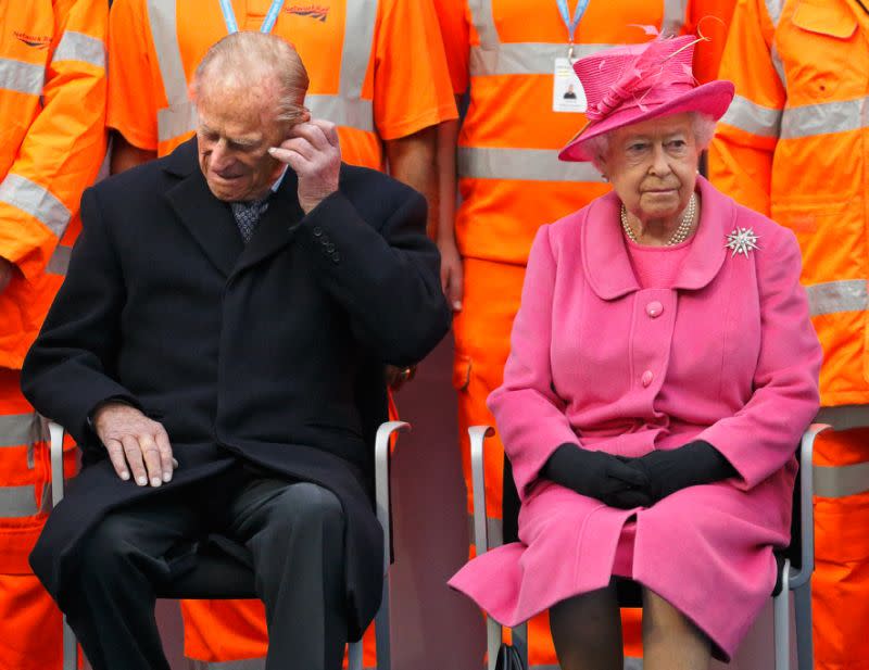 El duque de Edimburgo ajustando su audífono durante un viaje a Birmingham en noviembre de 2015. [Foto: Getty]