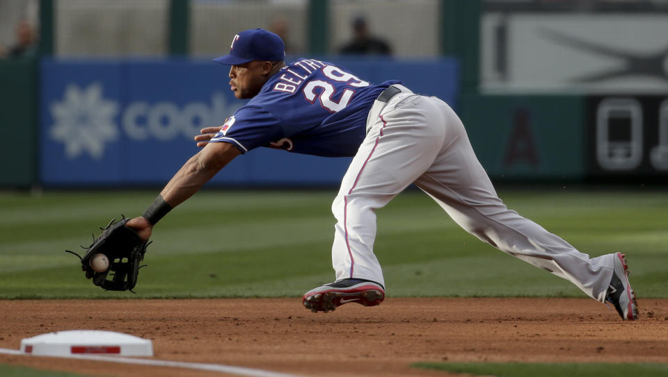 ARCHIVO - El tercera base de los Rangers de Texas Adrián Beltré atrapa una línea bateada por Albert Pujols de Los Angeles en un juego en Anaheim, California. Beltré podría ser elegido al Salón de la Fama del Béisbol en su primero año de elegibilidad. (AP Foto/Chris Carlson)