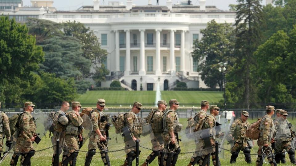 Military personnel walk in front of the White House ahead of a protest in Washington (6 June 2020)