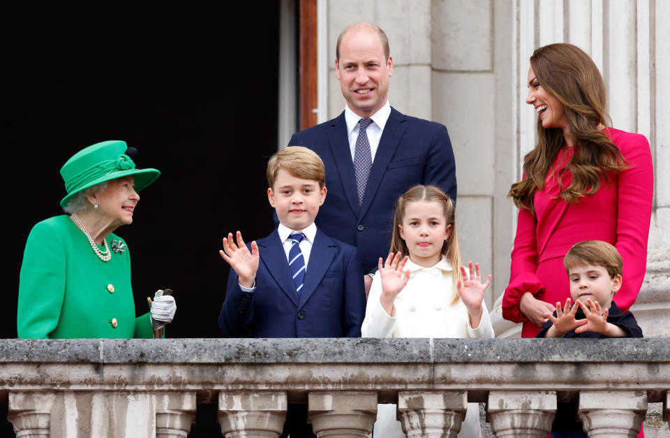 LONDON, UNITED KINGDOM - JUNE 05: (EMBARGOED FOR PUBLICATION IN UK NEWSPAPERS UNTIL 24 HOURS AFTER CREATE DATE AND TIME) Queen Elizabeth II, Prince George of Cambridge, Prince William, Duke of Cambridge, Princess Charlotte of Cambridge, Catherine, Duchess of Cambridge and Prince Louis of Cambridge stand on the balcony of Buckingham Palace following the Platinum Pageant on June 5, 2022 in London, England. The Platinum Jubilee of Elizabeth II is being celebrated from June 2 to June 5, 2022, in the UK and Commonwealth to mark the 70th anniversary of the accession of Queen Elizabeth II on 6 February 1952. (Photo by Max Mumby/Indigo/Getty Images)