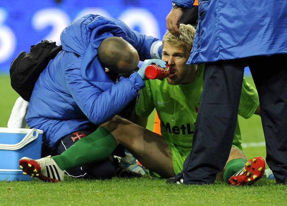 Belenenses' goalkeeper Matt Jones, from England, is helped by the medical team in a Portuguese League soccer match against FC Porto at the Dragao stadium in Porto, Portugal, Sunday, March 23, 2014. Porto won 1-0. (AP Photo/Paulo Duarte)