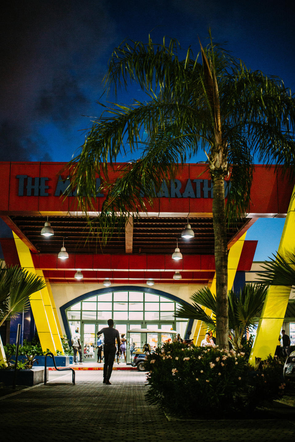 The Mall at Marathon en Nassau, Bahamas, Oct. 5, 2019. Aquí hubo alguna vez una tienda de Nygard donde supuestamente eran reclutadas jóvenes para las fiestas del empresario. (Elizabeth D. Herman/The New York Times)