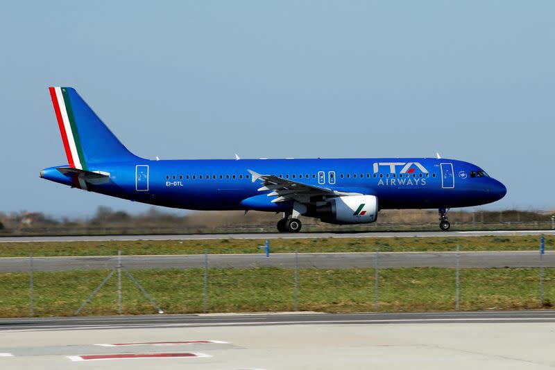 FOTO DE ARCHIVO. Un nuevo avión de la aerolínea estatal italiana Italia Trasporto Aereo con la nueva librea azul se ve en el aeropuerto de Fiumicino, en Roma, Italia