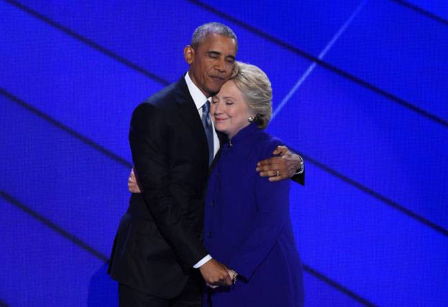 michelle-obama-barack-hilarry-clinton-hugging