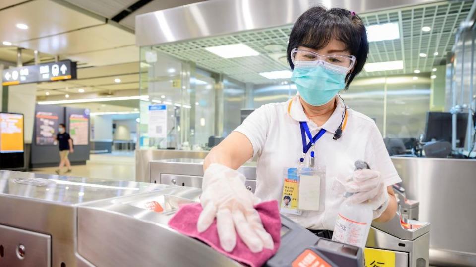 高鐵車站定期針對旅客常接觸的部位加強清消。（圖／高鐵提供）