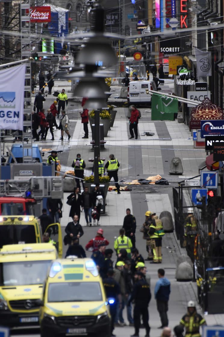 <p>En plein milieu de la rue, plusieurs victimes ont été placées sous une couverture par les secours. (Photo : AFP)</p>