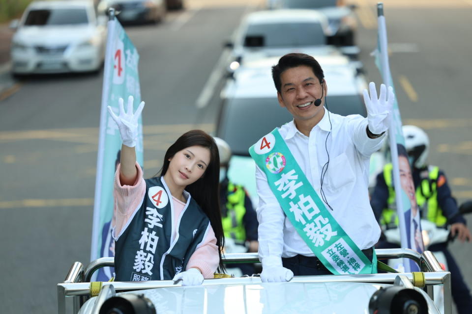 「雞排妹」鄭家純(左)陪同李柏毅(右)車掃。   圖：李柏毅然競總/提供