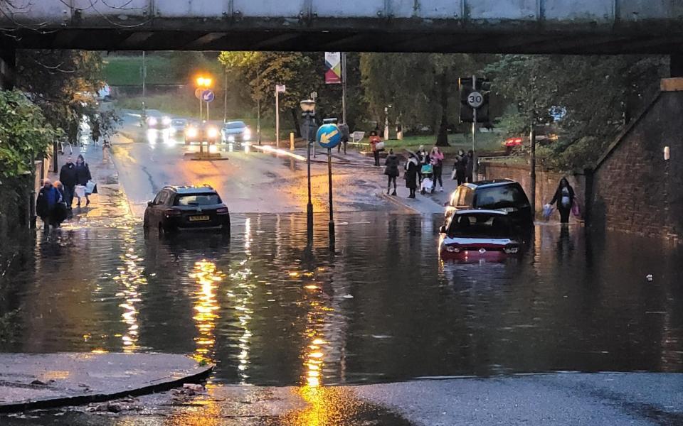 Cars stranded in Glasgow - @SM41189/Twitter