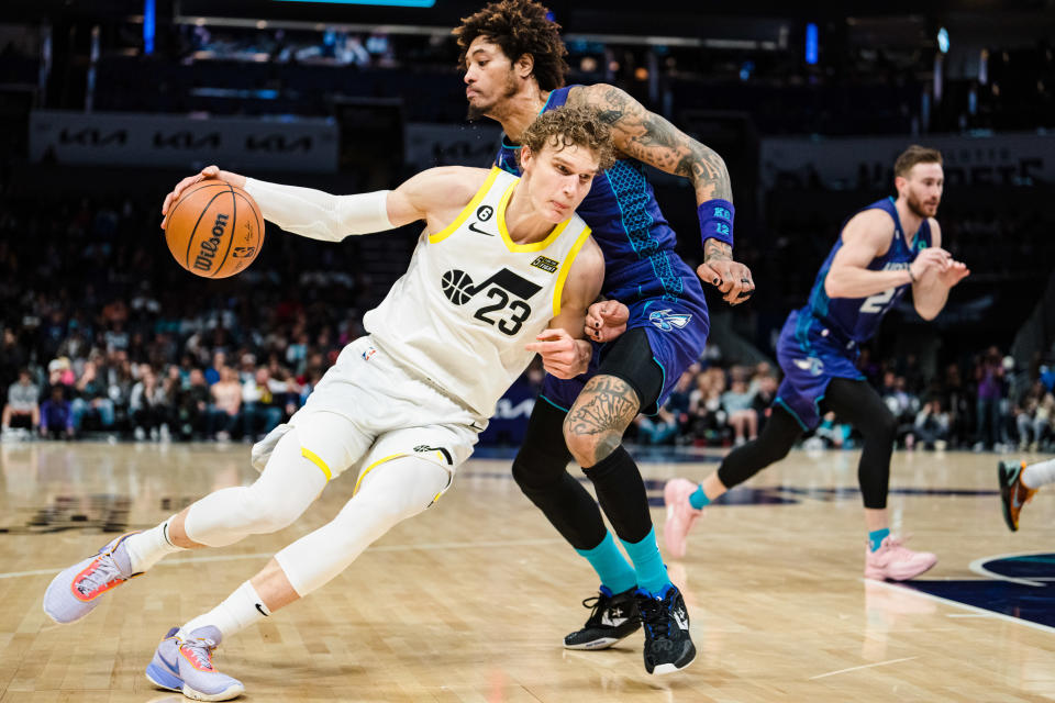 Lauri Markkanen（運球者）在NBA 2022-23賽季表現大幅提升。（Photo by Jacob Kupferman/Getty Images）