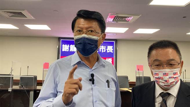 國民黨台南市長候選人謝龍介說，他當選市長後，針對市府所有重大工程都會重新檢視。（曹婷婷攝）