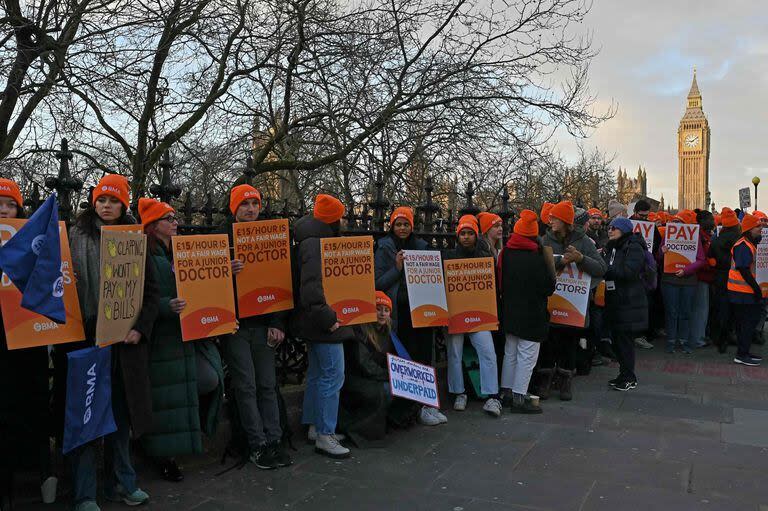 Protesta de residentes ante el St Thomas' Hospital, en Londres. (JUSTIN TALLIS / AFP)