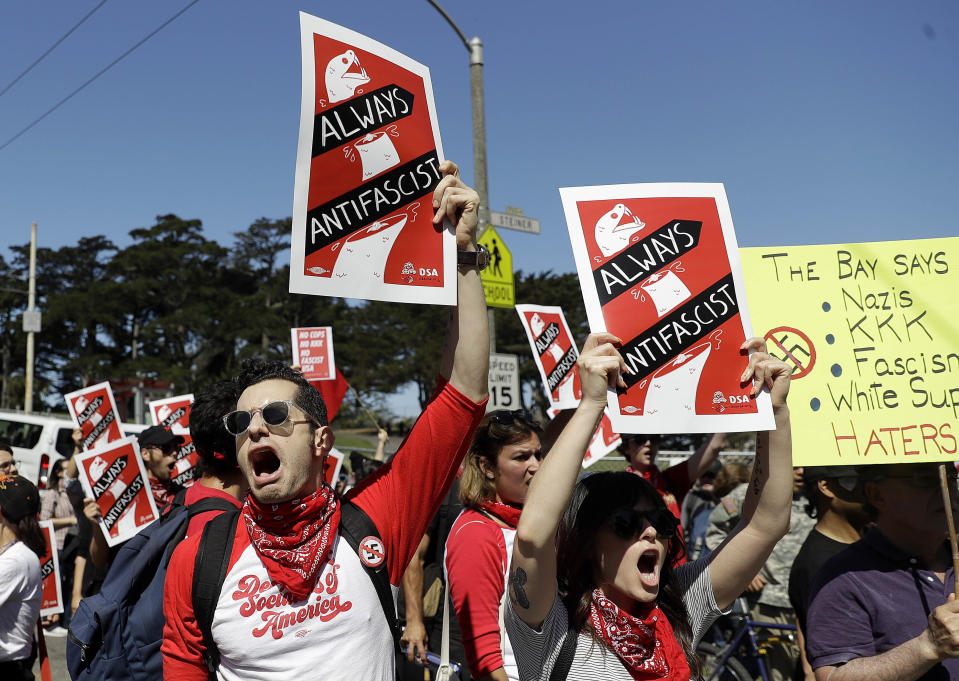 <p>Protesters march outside of Alamo Square Park in San Francisco, Saturday, Aug. 26, 2017. (Photo: Marcio Jose Sanchez/AP) </p>