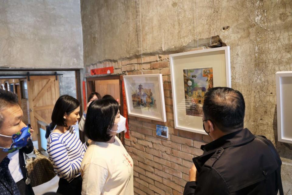 跟著畫家去雲林–虎尾建國一村丁棟三十位畫家作品聯展至四月十六日。（記者陳正芬攝）